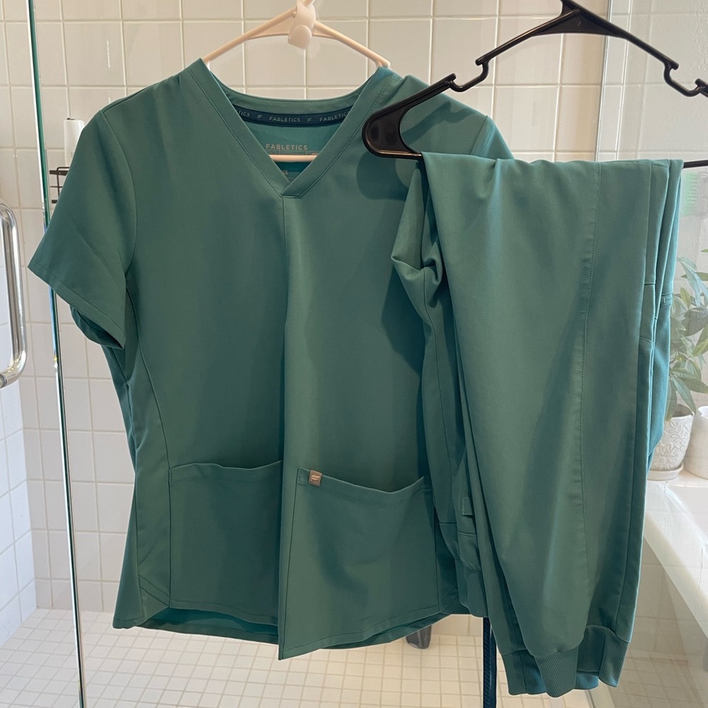 Fabletics Scrub Set - Picture 2 of 5